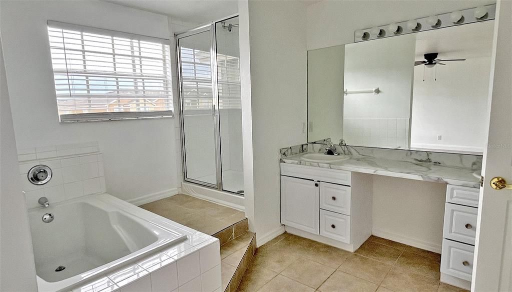 Active With Contract: $1,800 (3 beds, 2 baths, 1081 Square Feet)