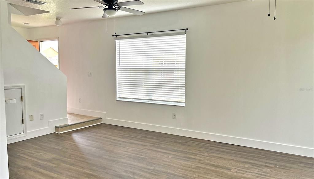 Active With Contract: $1,800 (3 beds, 2 baths, 1081 Square Feet)