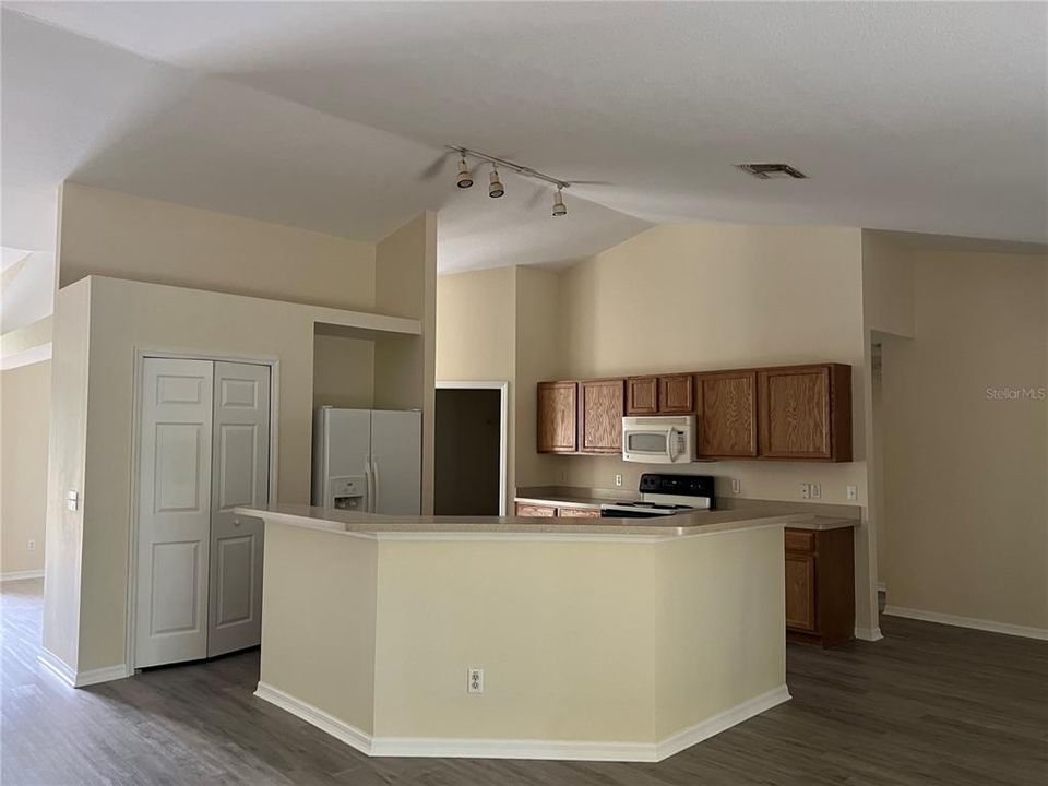 For Sale: $358,800 (4 beds, 2 baths, 2294 Square Feet)