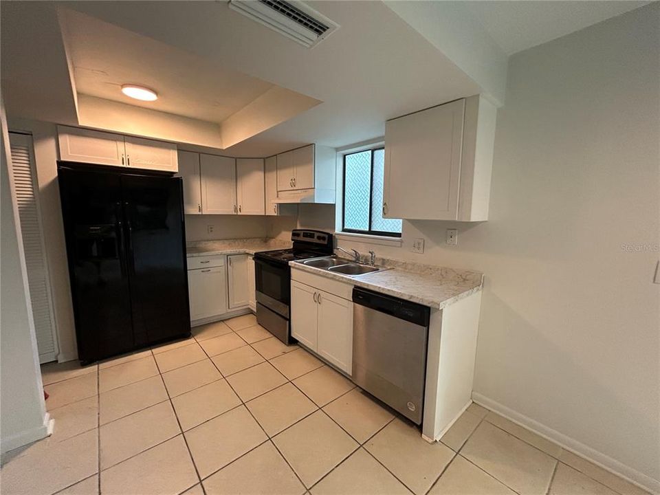 Active With Contract: $1,800 (2 beds, 2 baths, 1197 Square Feet)
