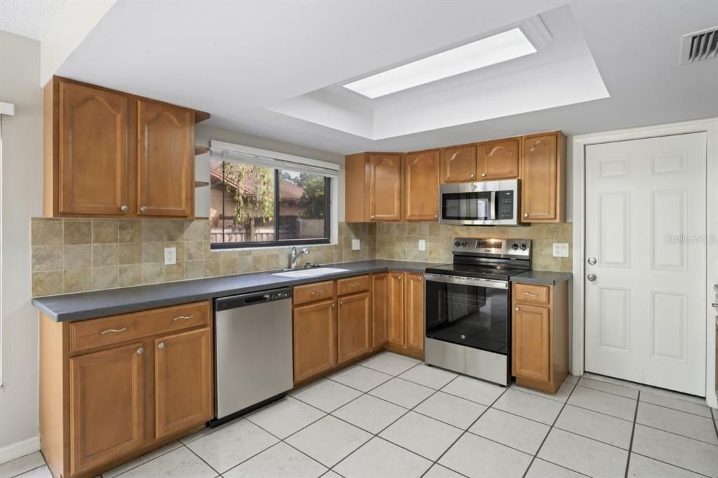 Active With Contract: $349,900 (3 beds, 2 baths, 1530 Square Feet)