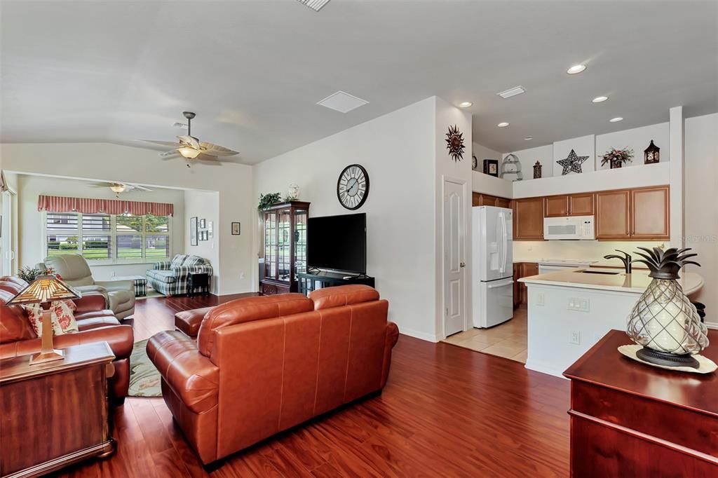 For Sale: $415,000 (2 beds, 2 baths, 1545 Square Feet)