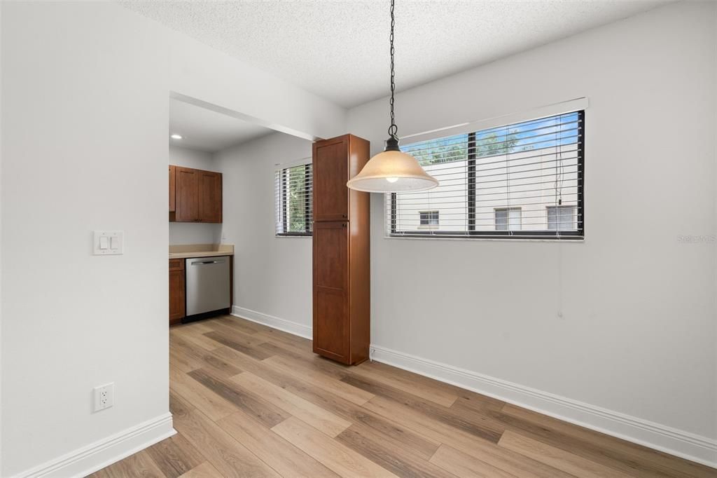 Active With Contract: $1,750 (2 beds, 2 baths, 906 Square Feet)