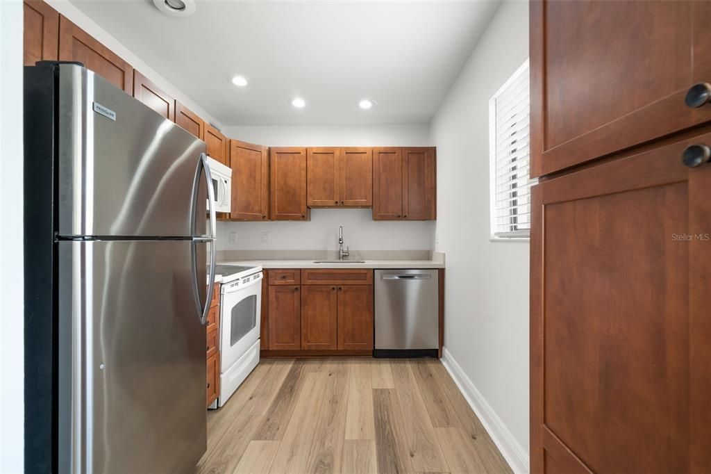 Active With Contract: $1,750 (2 beds, 2 baths, 906 Square Feet)