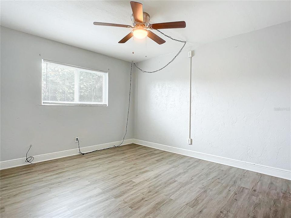 For Sale: $139,900 (2 beds, 1 baths, 999 Square Feet)