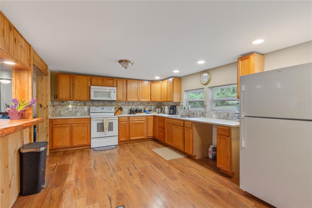 For Sale: $287,500 (2 beds, 1 baths, 1640 Square Feet)