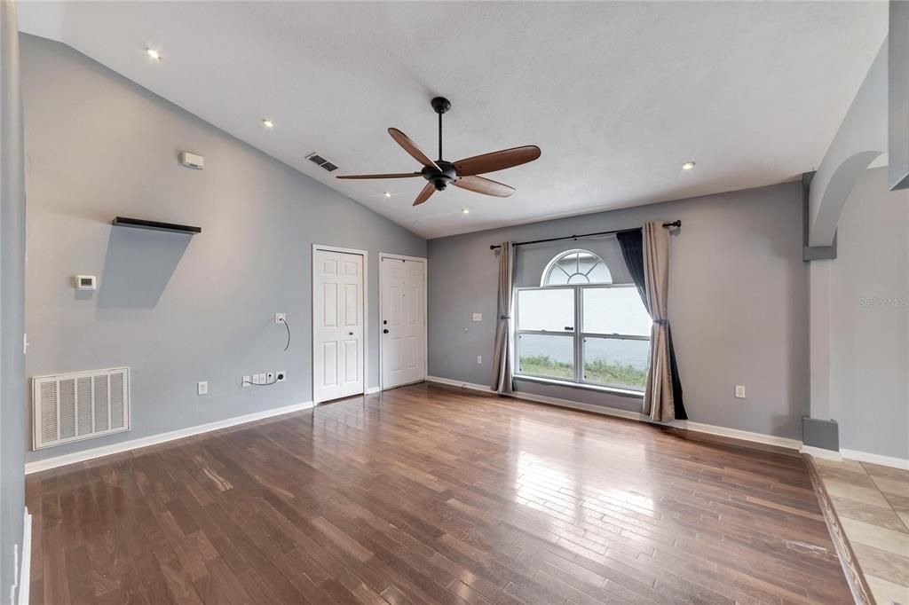 Recently Sold: $300,000 (3 beds, 2 baths, 1178 Square Feet)