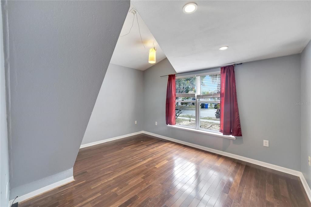 Recently Sold: $300,000 (3 beds, 2 baths, 1178 Square Feet)