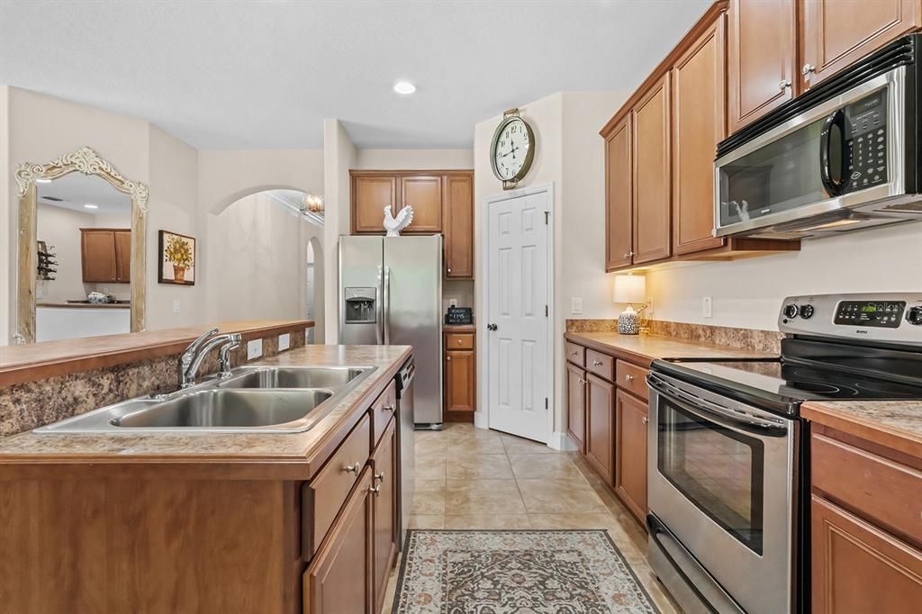 Dual Sink, Enclosed Pantry