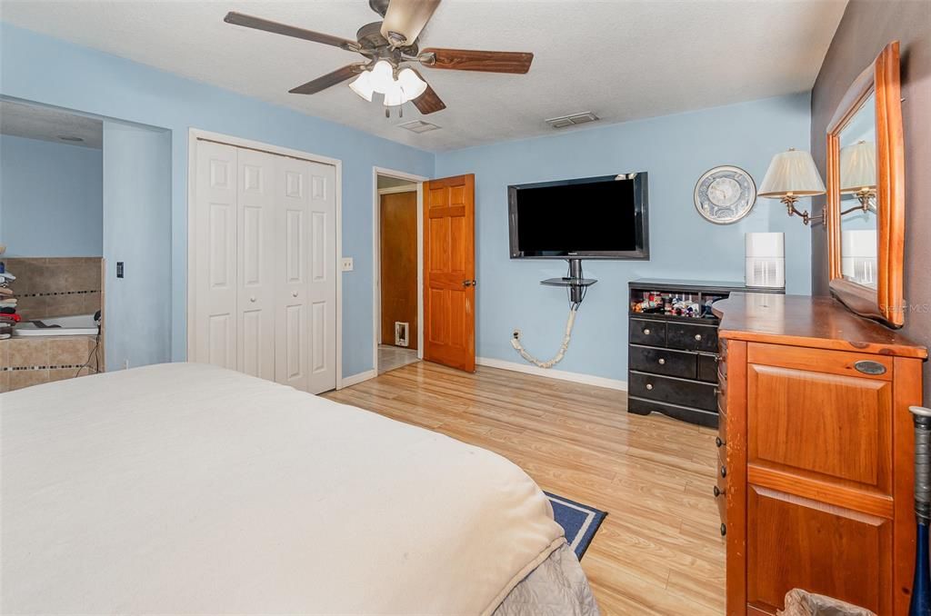 For Sale: $375,500 (3 beds, 2 baths, 1624 Square Feet)