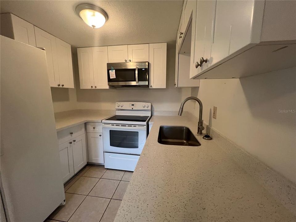 For Rent: $1,425 (1 beds, 1 baths, 960 Square Feet)