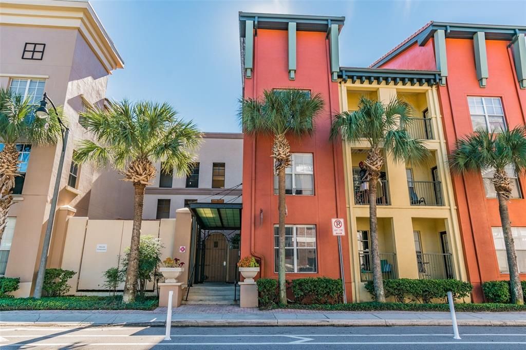 Recently Rented: $1,900 (1 beds, 1 baths, 789 Square Feet)