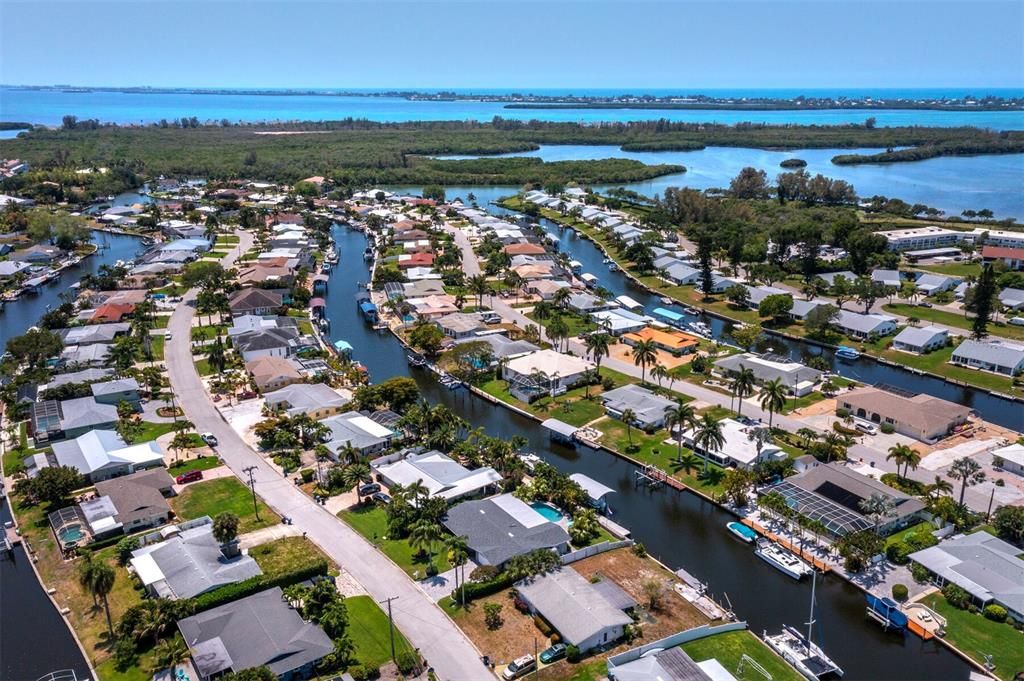 Easy access to Sarasota Bay and the Gulf of Mexico