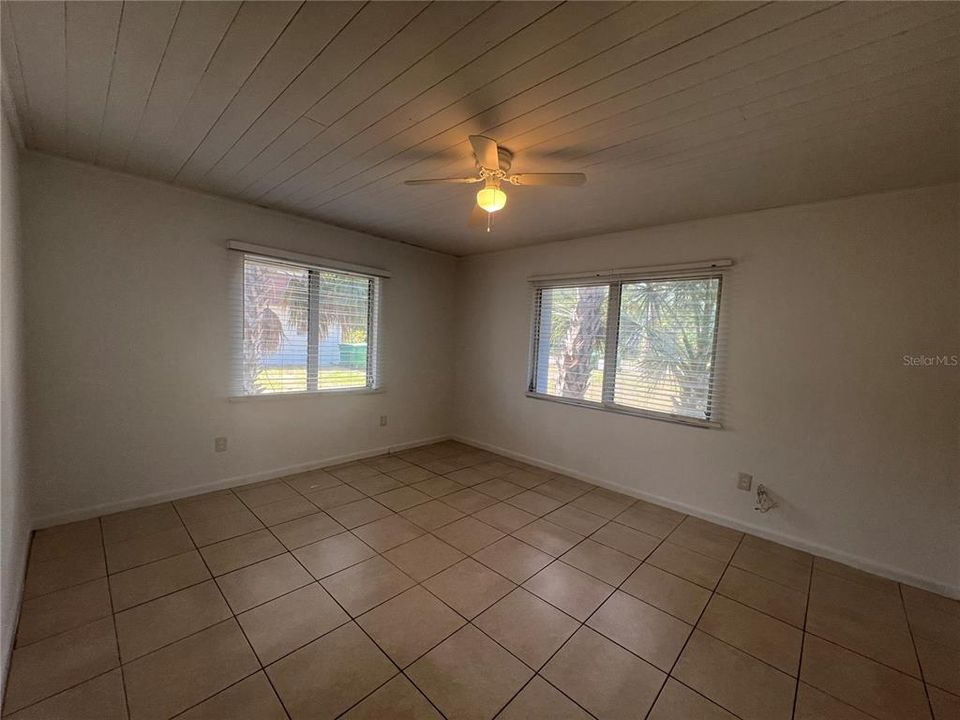 For Rent: $1,350 (2 beds, 1 baths, 945 Square Feet)