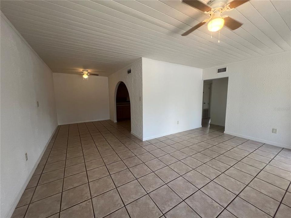 For Rent: $1,350 (2 beds, 1 baths, 945 Square Feet)