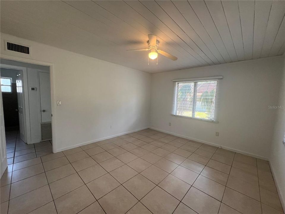 For Rent: $1,350 (2 beds, 1 baths, 945 Square Feet)