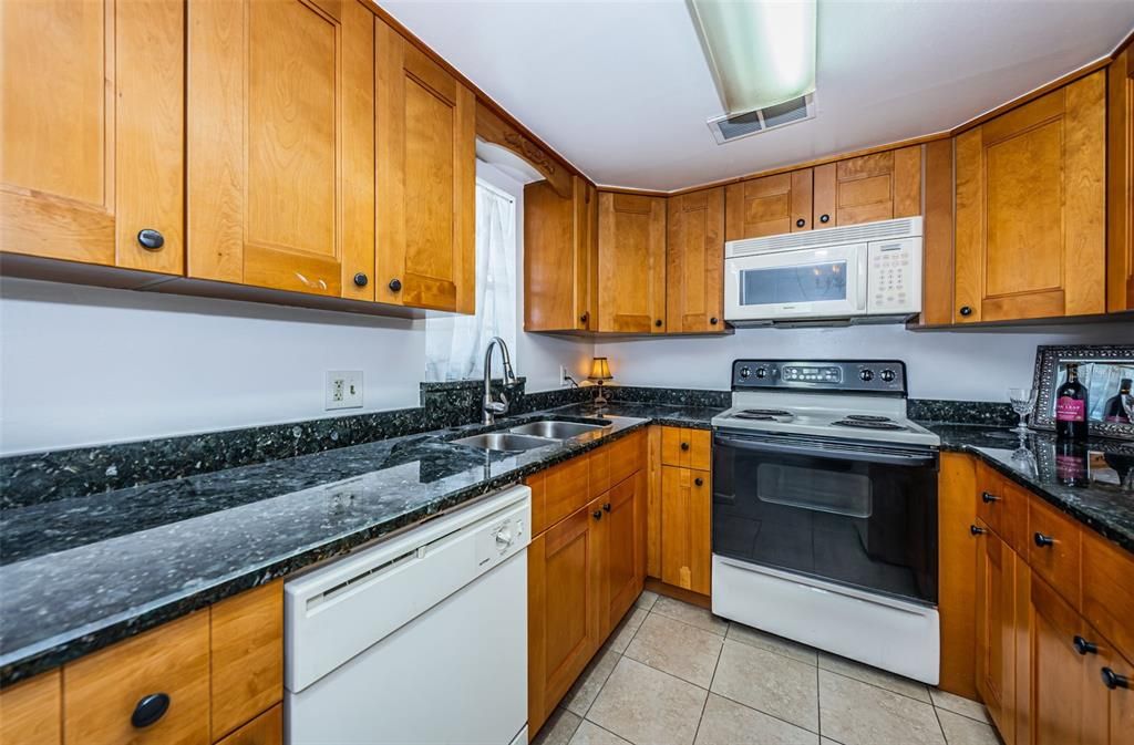 For Rent: $1,300 (1 beds, 1 baths, 816 Square Feet)