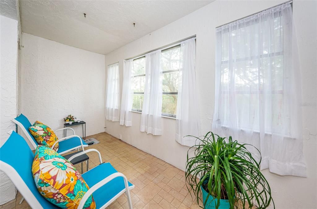 Active With Contract: $1,300 (1 beds, 1 baths, 816 Square Feet)