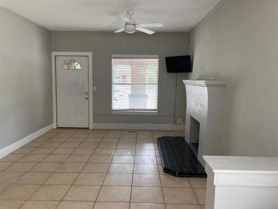 For Rent: $2,350 (3 beds, 1 baths, 1140 Square Feet)