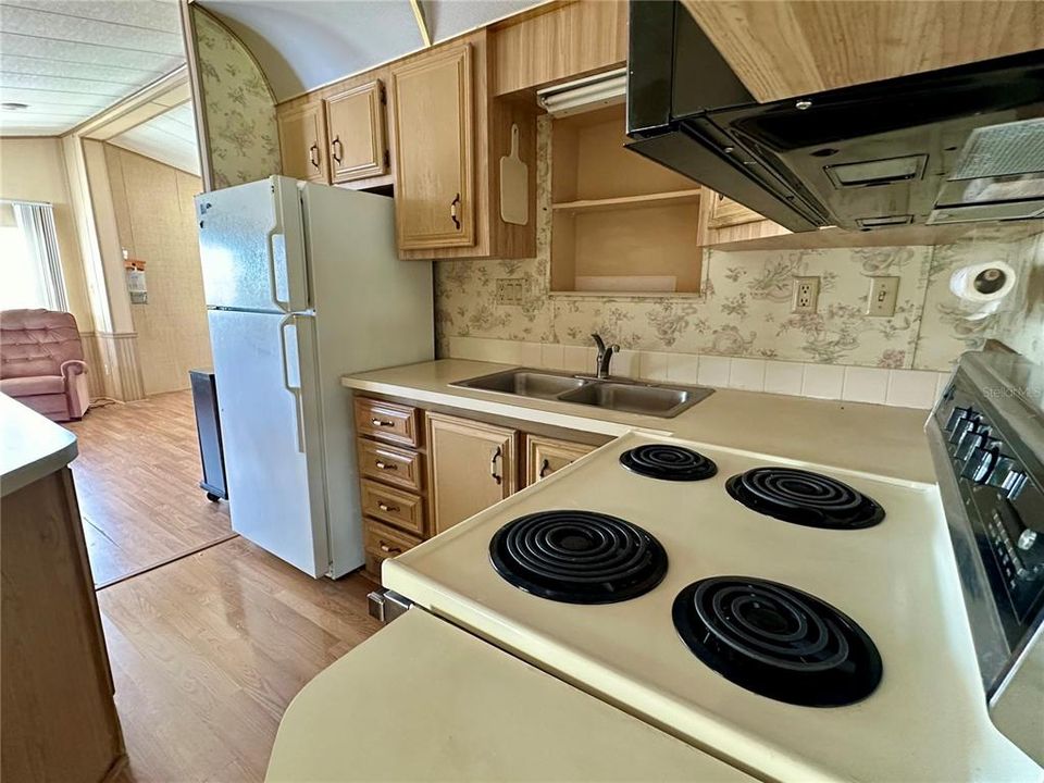 For Sale: $95,000 (1 beds, 1 baths, 724 Square Feet)