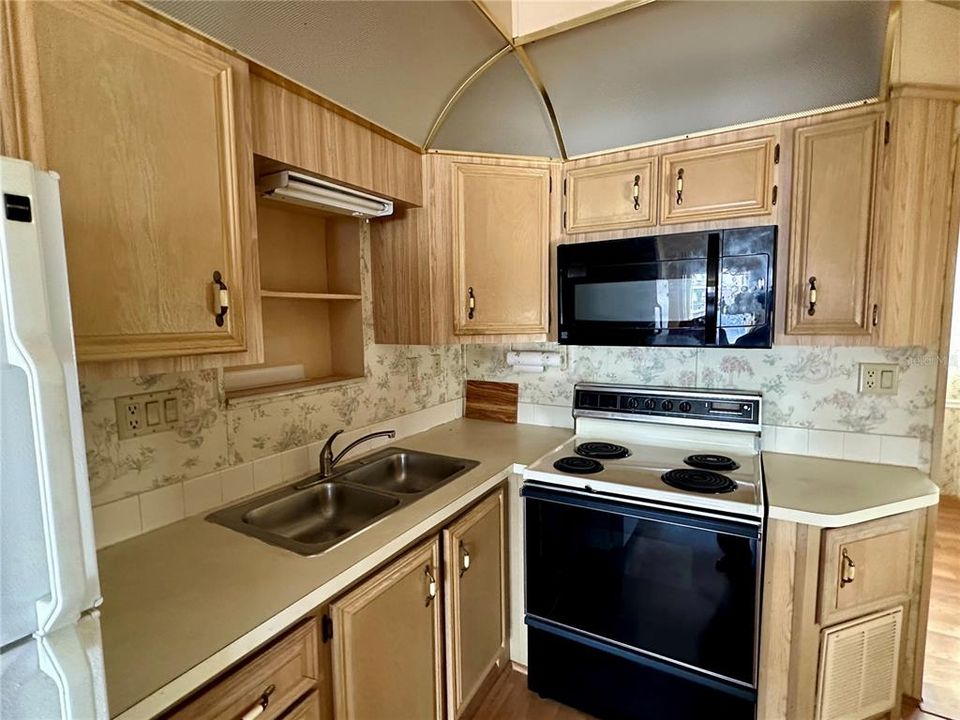 For Sale: $95,000 (1 beds, 1 baths, 724 Square Feet)