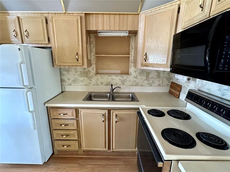 For Sale: $95,000 (1 beds, 1 baths, 724 Square Feet)