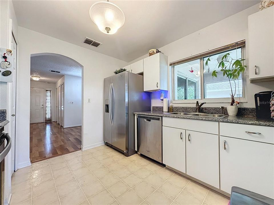 For Sale: $285,000 (2 beds, 2 baths, 954 Square Feet)