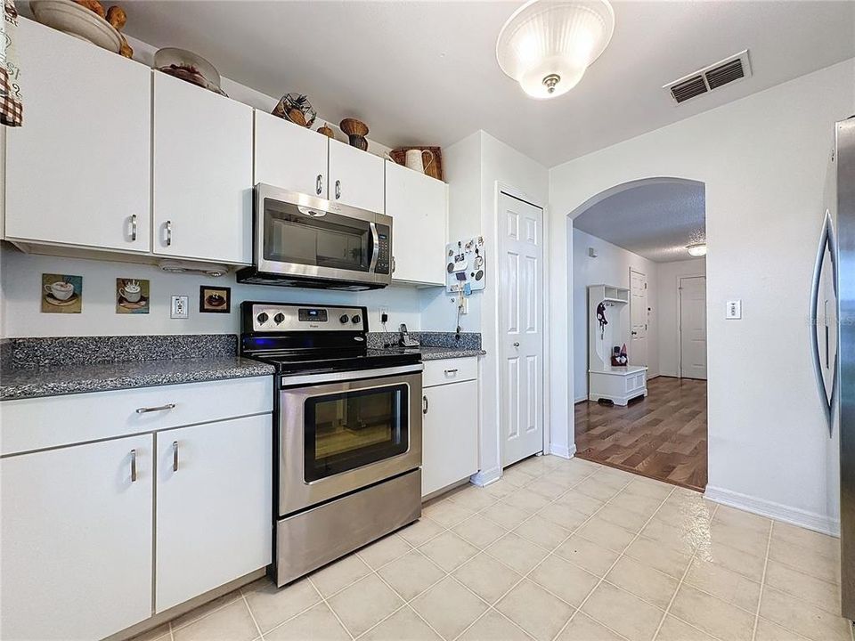 For Sale: $285,000 (2 beds, 2 baths, 954 Square Feet)