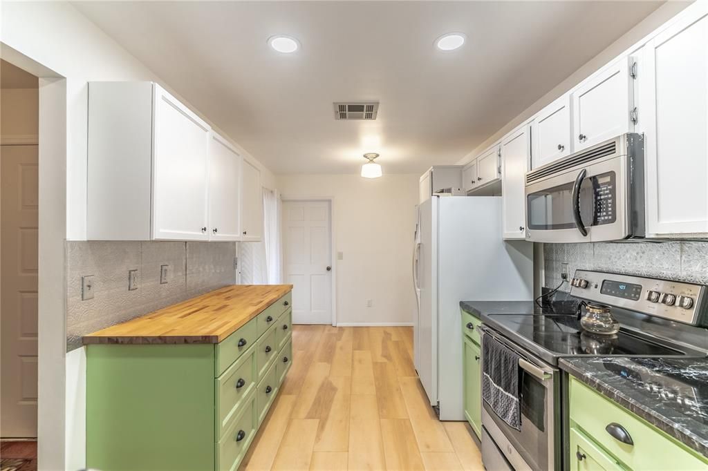 Active With Contract: $389,000 (2 beds, 2 baths, 1147 Square Feet)
