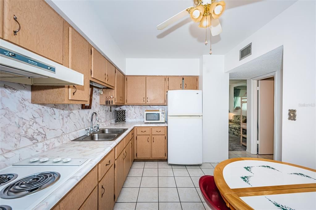 Active With Contract: $120,000 (1 beds, 1 baths, 800 Square Feet)