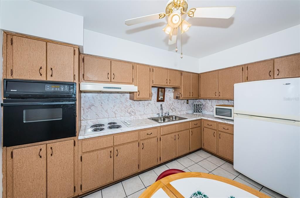 Active With Contract: $120,000 (1 beds, 1 baths, 800 Square Feet)