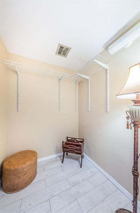 Active With Contract: $120,000 (1 beds, 1 baths, 800 Square Feet)