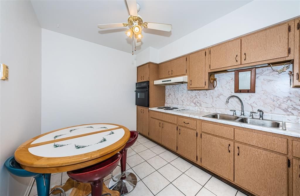 Active With Contract: $120,000 (1 beds, 1 baths, 800 Square Feet)