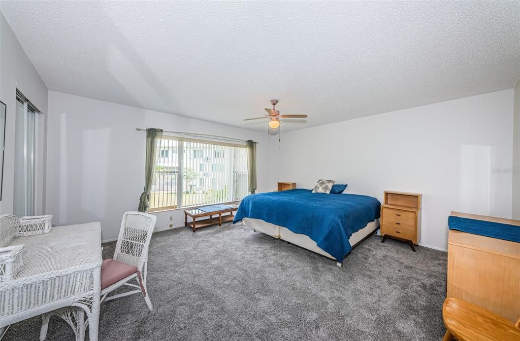 Active With Contract: $120,000 (1 beds, 1 baths, 800 Square Feet)