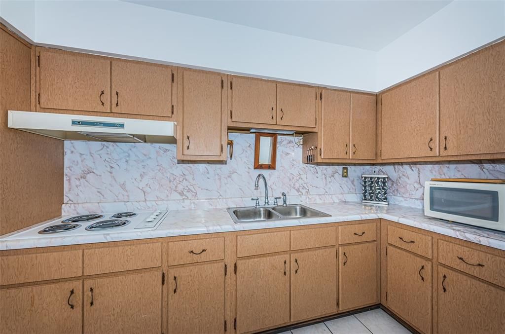 Active With Contract: $120,000 (1 beds, 1 baths, 800 Square Feet)