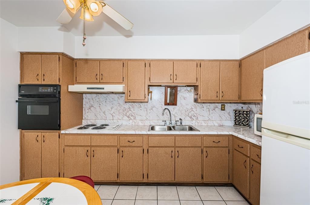 Active With Contract: $120,000 (1 beds, 1 baths, 800 Square Feet)