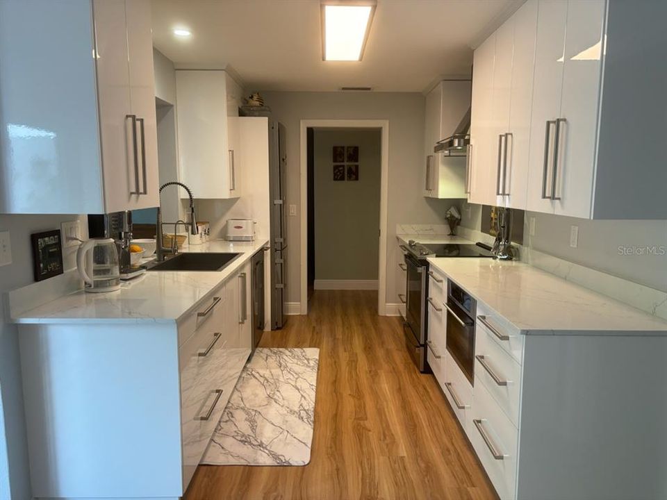 For Sale: $449,900 (2 beds, 2 baths, 1913 Square Feet)