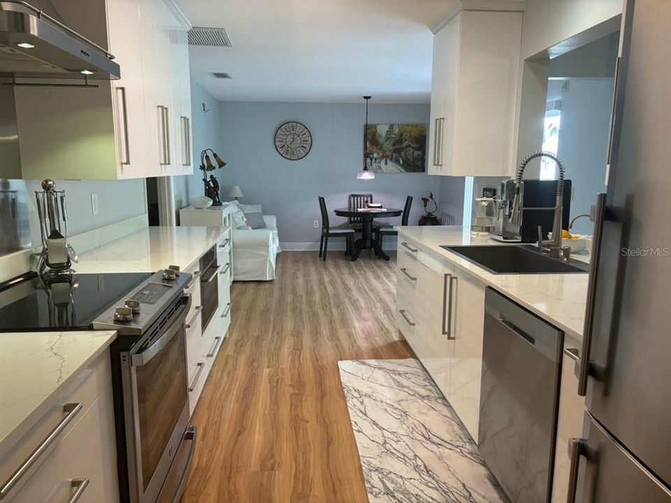 For Sale: $449,900 (2 beds, 2 baths, 1913 Square Feet)