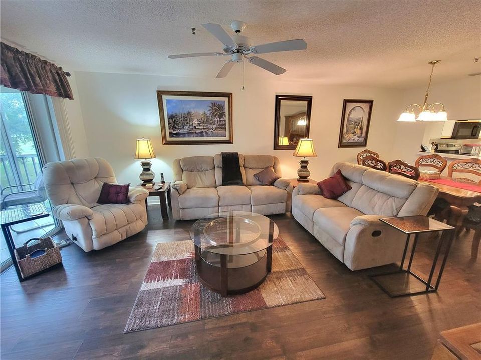 For Sale: $239,900 (2 beds, 2 baths, 1042 Square Feet)