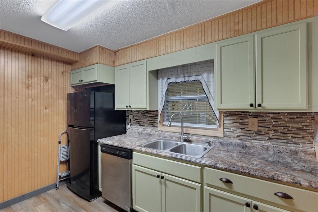For Sale: $224,900 (3 beds, 1 baths, 1102 Square Feet)
