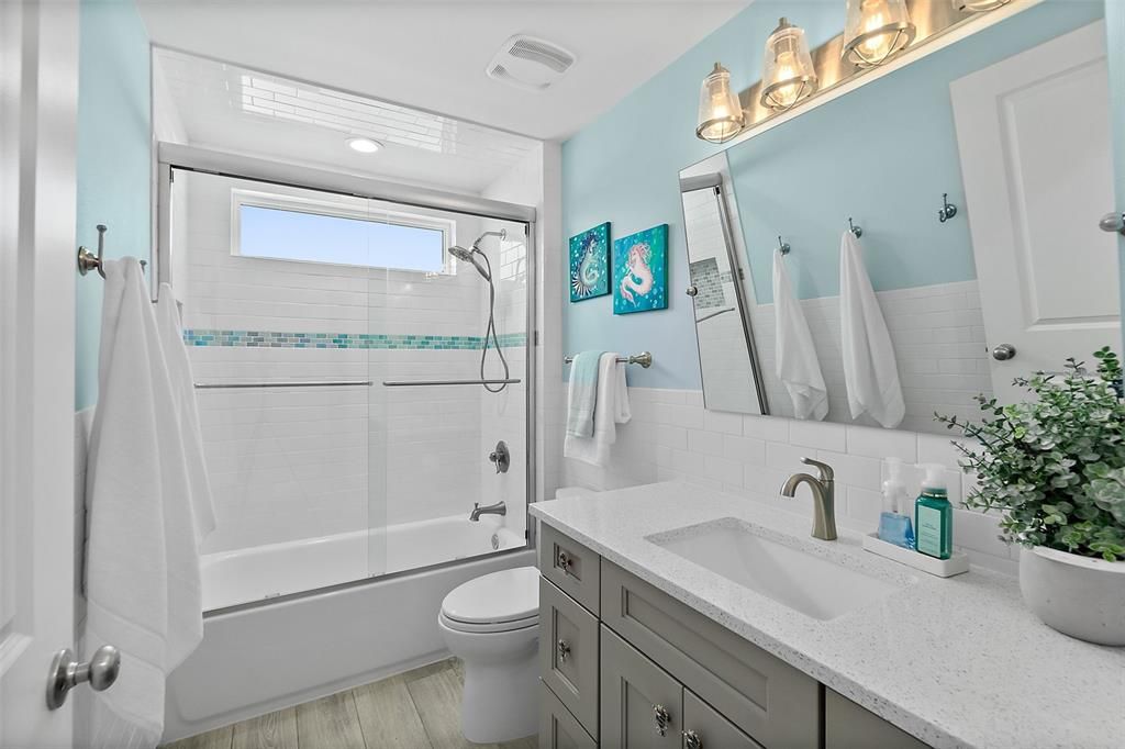 2nd Floor Full Bathroom w/Tub & Shower Combo & Quartz Vanity
