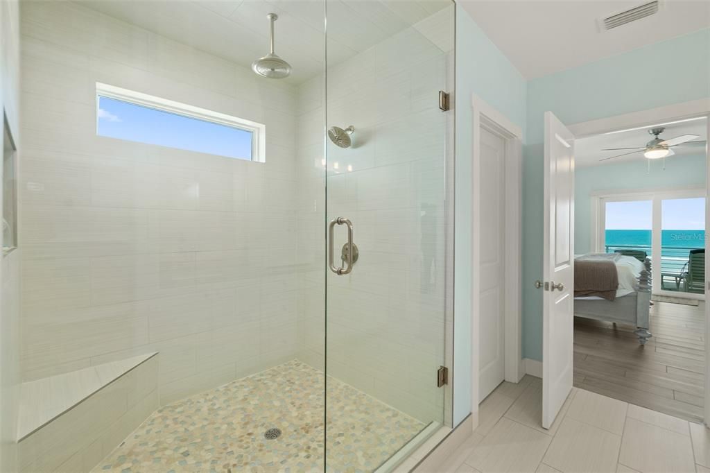 Large Walk-in Shower w/Rain Showerhead