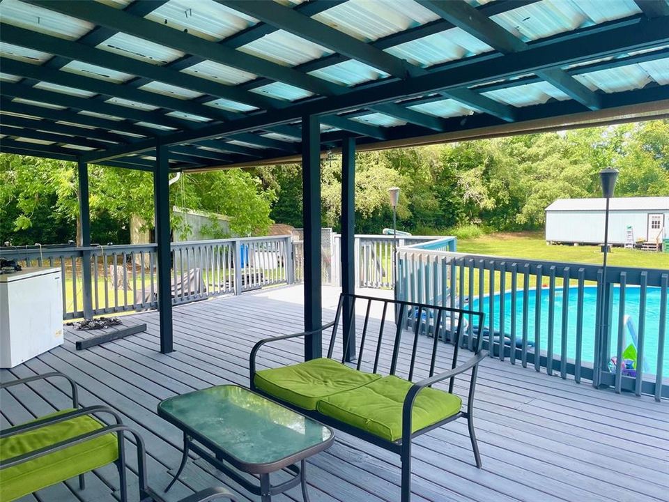 Back deck & swimming pool