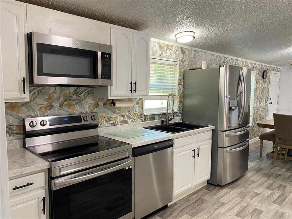 Active With Contract: $289,900 (3 beds, 2 baths, 1620 Square Feet)