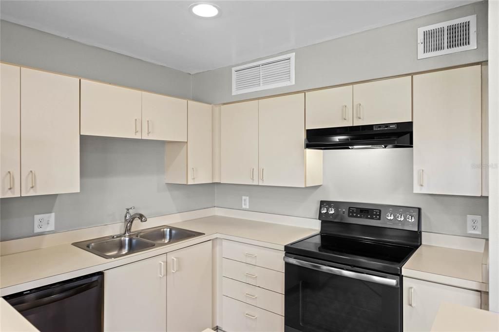 Active With Contract: $134,900 (1 beds, 1 baths, 708 Square Feet)