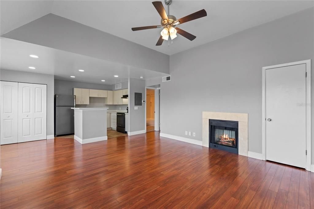 Active With Contract: $134,900 (1 beds, 1 baths, 708 Square Feet)