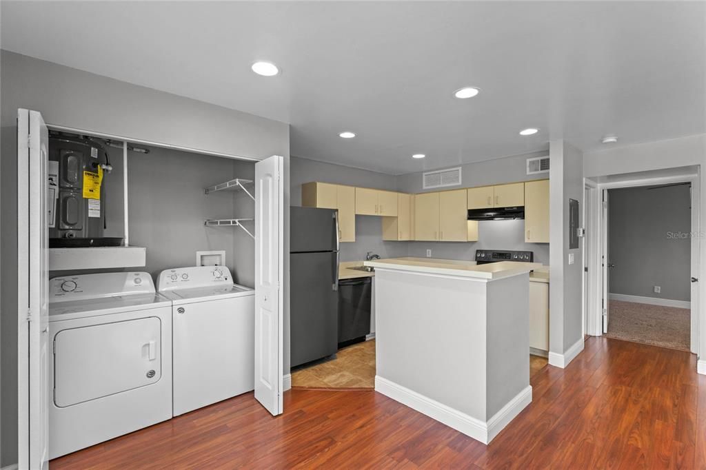 Active With Contract: $134,900 (1 beds, 1 baths, 708 Square Feet)