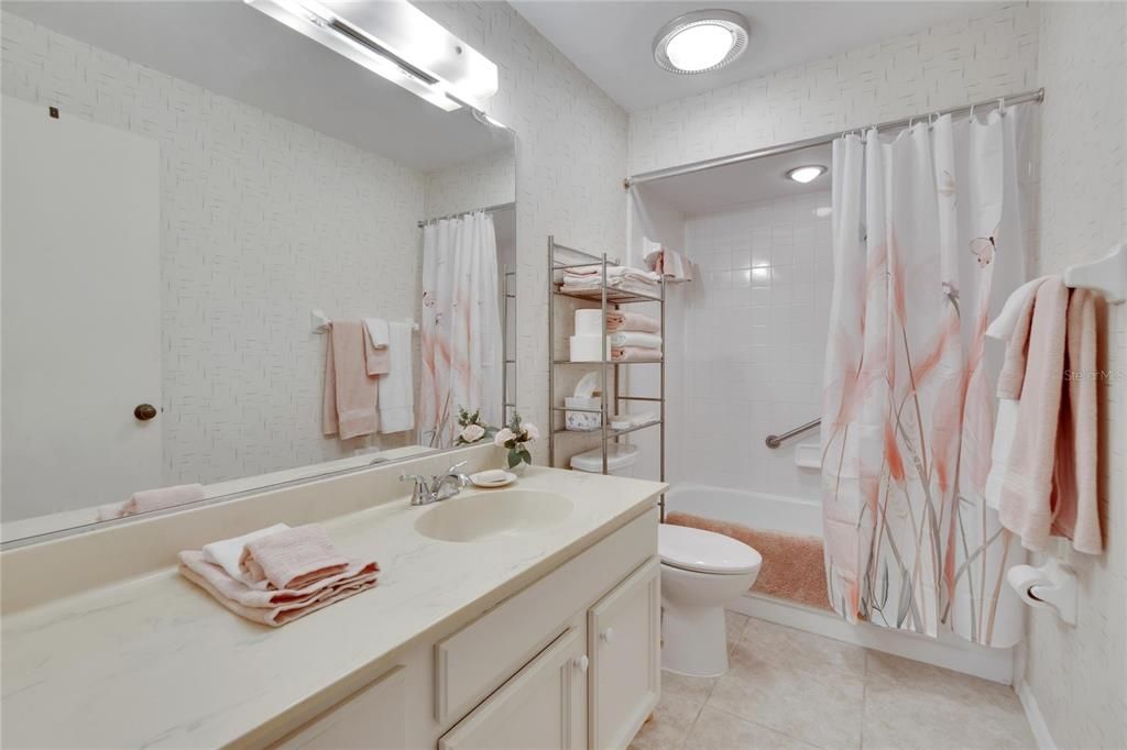 2nd Bathroom/Tub/Shower