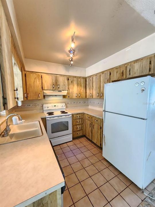Active With Contract: $174,900 (3 beds, 2 baths, 1046 Square Feet)