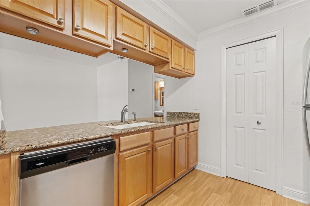 For Sale: $307,900 (2 beds, 1 baths, 709 Square Feet)
